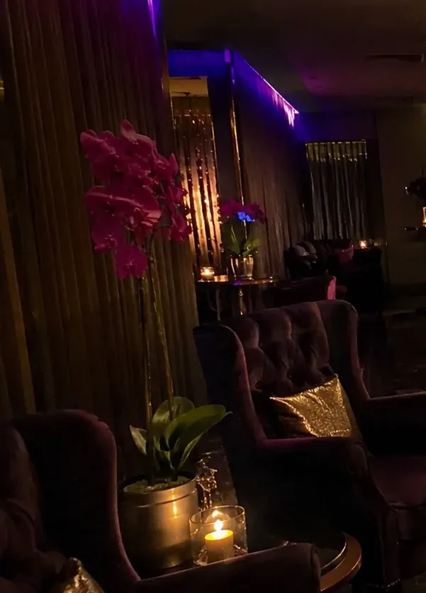 Bekleme alanı koltukları — Lila Spa, Sefaköy misafirlerine hizmet veren salon